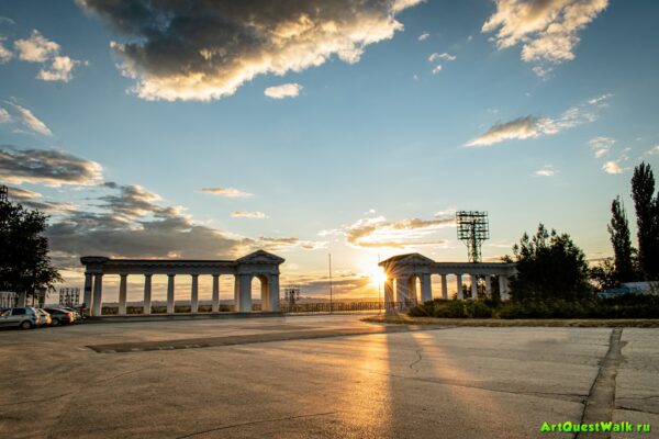 Пропилеи бассейна. Стадион Логинова. Город Волжский, Достопримечательности
