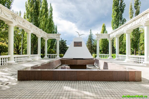 Памятник Первостроителям Сталинградской ГЭС и города Волжского г. Волжский, достопримечательности