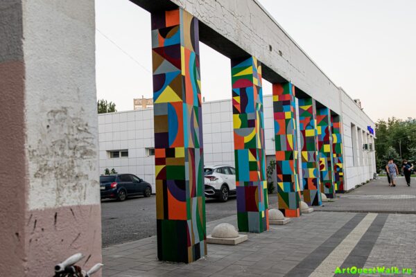 Колоннада, пристроенная к дому Ленина 97. Волжский