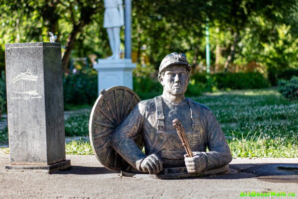 Сантехник. Скульптура в парке ВГС