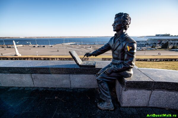 Памятник художнику Лосеву на Набережной Волгограда. Достопримечательность Арт-Квест-Прогулка