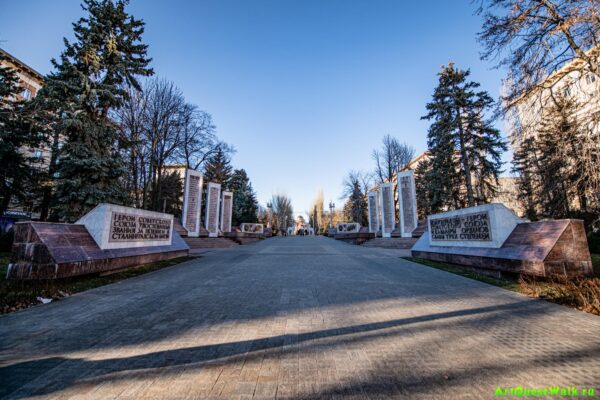 Памятник Героям Советского Союза и полным кавалерам Ордена Славы на Аллее Героев в Волгограде. Достопримечательность Арт-Квест-Прогулка