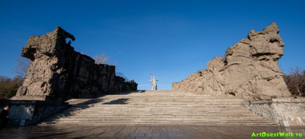 Стены-руины на Мамаевом кургане. Достопримечательность Арт-Квест-Прогулка