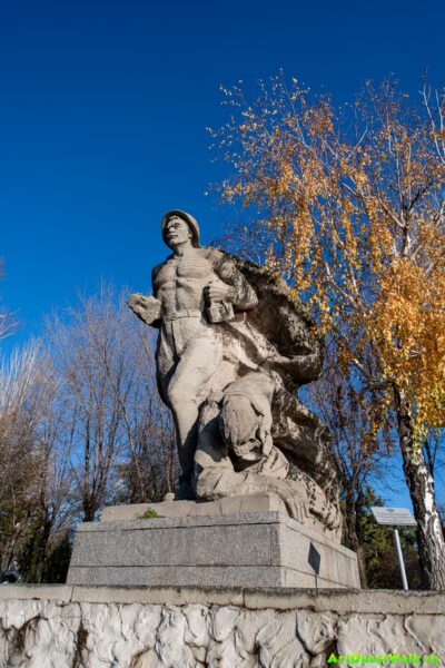 «Матрос» на Площади Героев на Мамаевом кургане Достопримечательность Арт-Квест-Прогулка