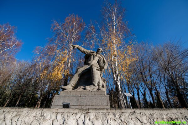 Памятник «Солдат, поддерживающий раненого командира» на Площади Героев на Мамаевом кургане Достопримечательность Арт-Квест-Прогулка