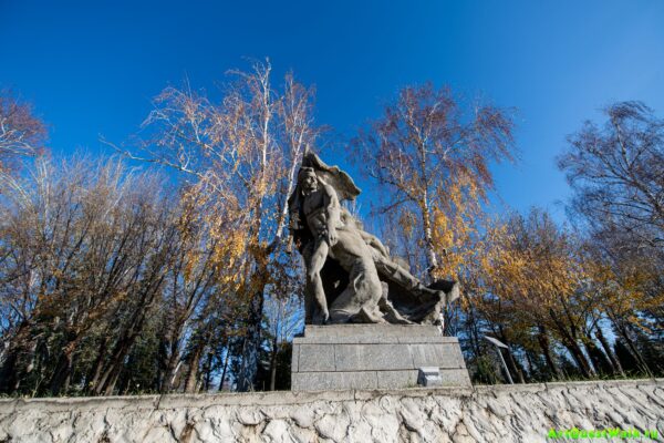 Памятник «Знаменосец» на Площади Героев на Мамаевом кургане Достопримечательность Арт-Квест-Прогулка