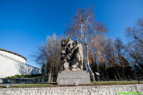 Памятник «крах фашизма» на Площади Героев на Мамаевом кургане Достопримечательность Арт-Квест-Прогулка