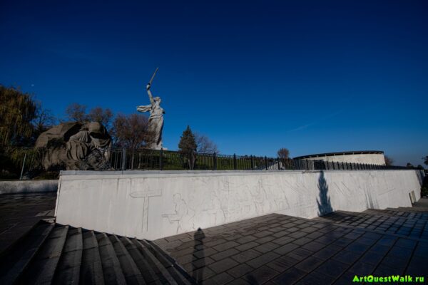 Подпорная стена на Мамаевом кургане Достопримечательность Арт-Квест-Прогулка