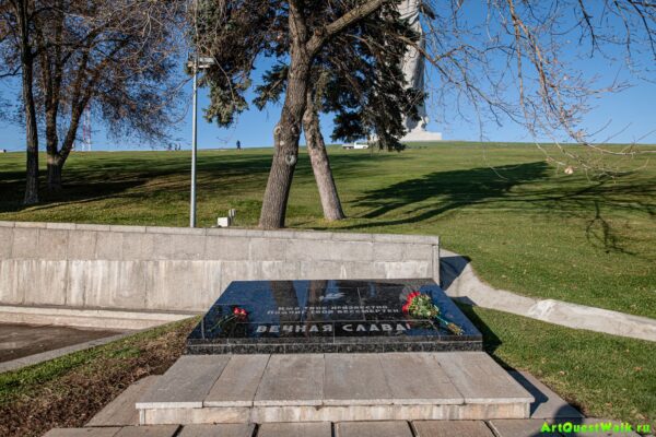 Мемориальная плита неизвестному солдату на Мамаевом кургане  Достопримечательность Арт-Квест-Прогулка