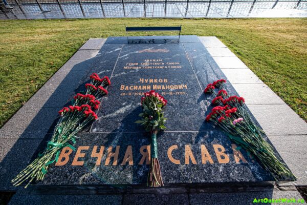 Мемориальная плита маршала В.И. Чуйкова площади на скорби на Мамаевом кургане Достопримечательность Арт-Квест-Прогулка