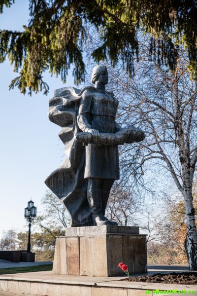 Женщина-солдат на Мамаевом кургане Достопримечательность Арт-Квест-Прогулка