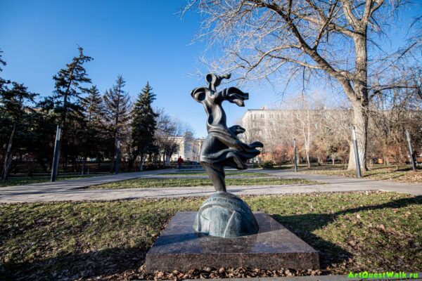 Скульптура "Свобода передвижения" в парке Победы. Достопримечательность Арт-Квест-Прогулка