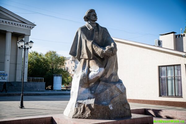 Памятник М. Горькому перед ДК Алюминиевого завода. Достопримечательность Арт-Квест-Прогулка
