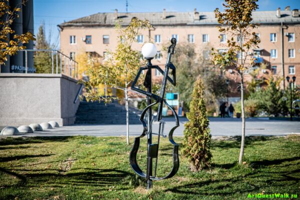 Декоративная композиция Контрабасист. Достопримечательность Арт-Квест-Прогулка