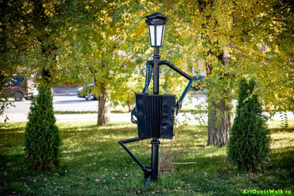 Декоративная композиция Аккордеонист . Достопримечательность Арт-Квест-Прогулка