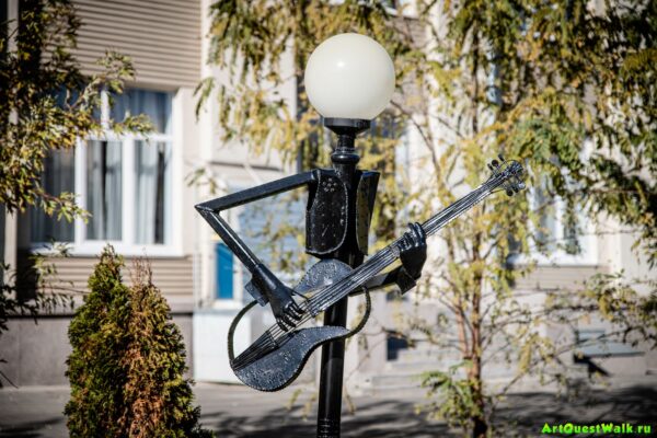 Декоративная композиция Гитарист. Достопримечательность Арт-Квест-Прогулка