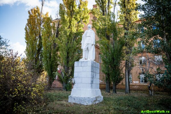 Памятник Ф.Э. Дзержинскому на территории Гимназии №13  Достопримечательность Арт-Квест-Прогулка