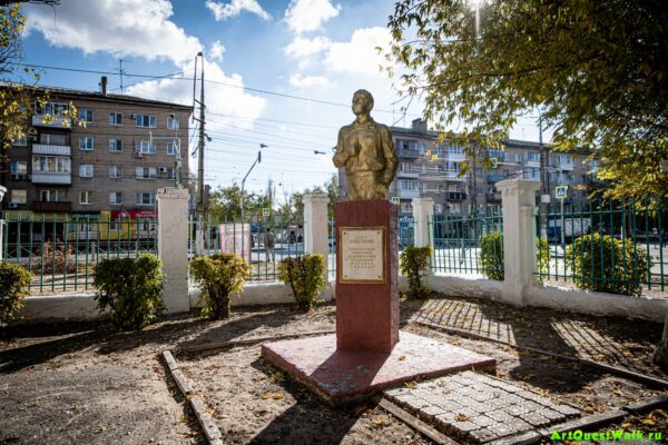 Памятник Олегу Кошевому на территории Средней школы №1  Достопримечательность Арт-Квест-Прогулка