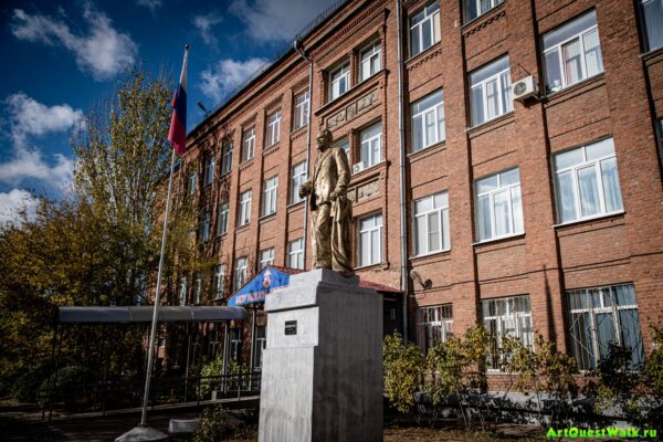 Памятник М.И. Калинину перед МОУ Основная школа-интернат Краснооктябрьского района Волгограда Достопримечательность Арт-Квест-Прогулка