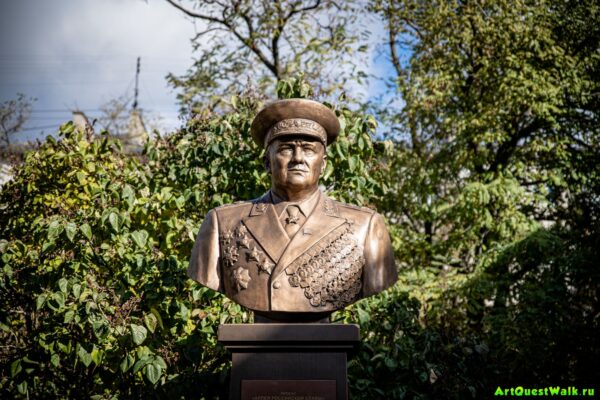 Бюст А.И. Ерёменко перед Средней школой №98  Достопримечательность Арт-Квест-Прогулка