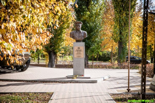 Бюст В. Ф. Маргелову в парке Гагарина Достопримечательность Арт-Квест-Прогулка