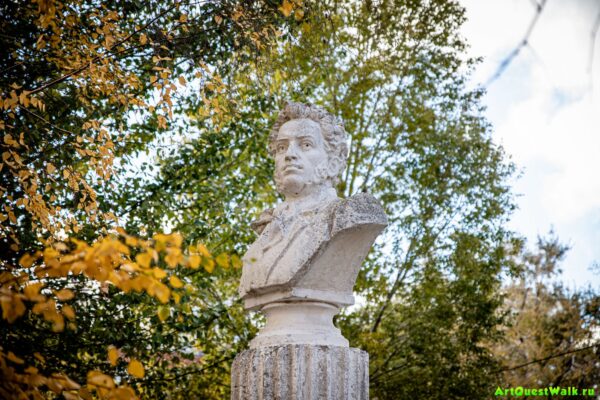 Бюст А.С. Пушкина перед школой №13 Достопримечательность Арт-Квест-Прогулка