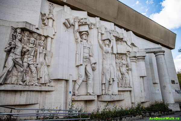 Орнамент 40 лет Октября на доме культуры им. 40 лет Октября. Достопримечательность Арт-Квест-Прогулка