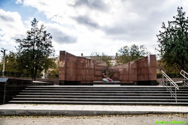 Братская могила воинов 45-й стрелковой дивизии им. Щорса  Достопримечательность Арт-Квест-Прогулка