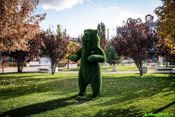 Скульптурная композиция Медведь в сквере Металлургов Достопримечательность Арт-Квест-Прогулка