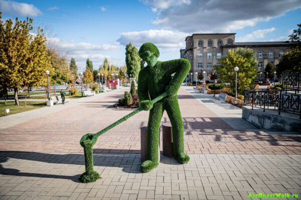 Декоративное сооружение Сталевар в сквере Металлургов завода Красный Октябрь. Достопримечательность Арт-Квест-Прогулка