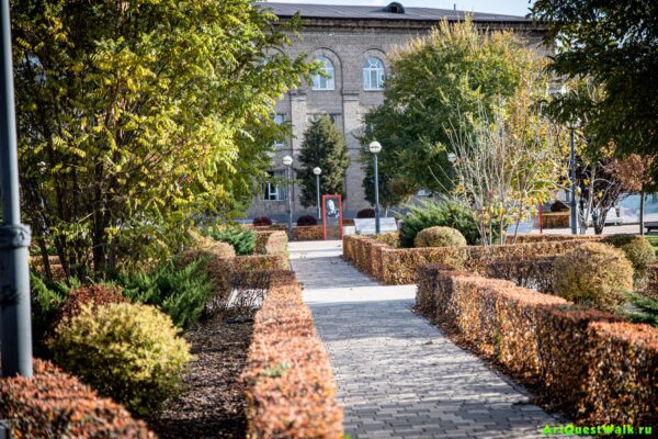 Аллея славы сквер Металлургов. Героя Социалистического Труда завода Красный Октябрь. Достопримечательность Арт-Квест-Прогулка