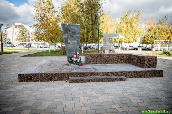 Памятник О.К. Ковалевой Достопримечательность Арт-Квест-Прогулка