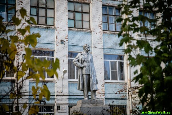 Памятник Максиму Горькому на Нижних Баррикадах. Достопримечательность Арт-Квест-Прогулка