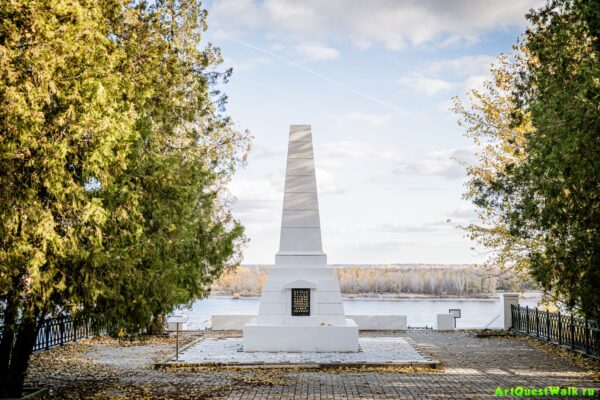 Братская могила воинов-ополченцев завода Баррикады. Достопримечательность Арт-Квест-Прогулка