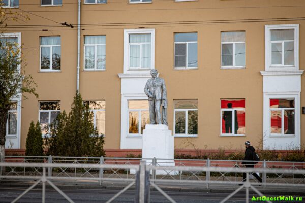 Памятник М.И. Калинину на тракторном Достопримечательность Арт-Квест-Прогулка