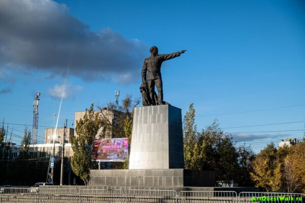 Памятник Ф.Э. Дзержинскому на тракторном. Достопримечательность Арт-Квест-Прогулка