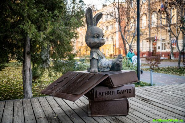 Памятник зайке из стихотворения Агнии Барто. Волгоград. Достопримечательность Арт-Квест-Прогулка