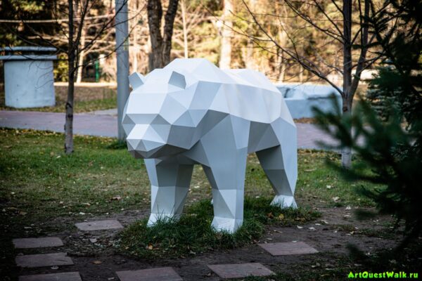 Декоративный объект Белый медведь. Волгоград. Достопримечательность Арт-Квест-Прогулка