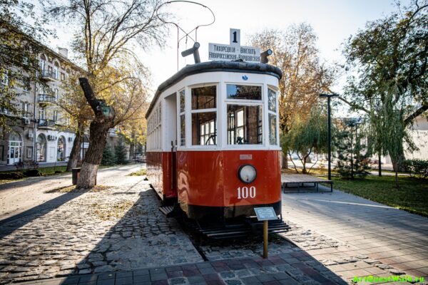 Памятник трамвайному вагону серии Х  Волгоград. Достопримечательность Арт-Квест-Прогулка