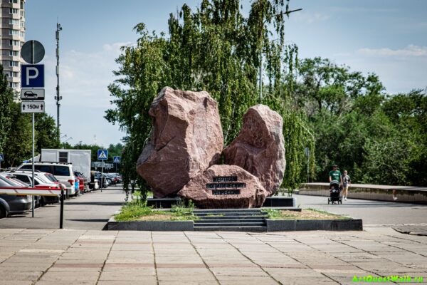 Памятник жертвам политических репрессий 1917-1956 гг. у Музея-панорамы Сталинградская битва  Достопримечательность Арт-Квест-Прогулка