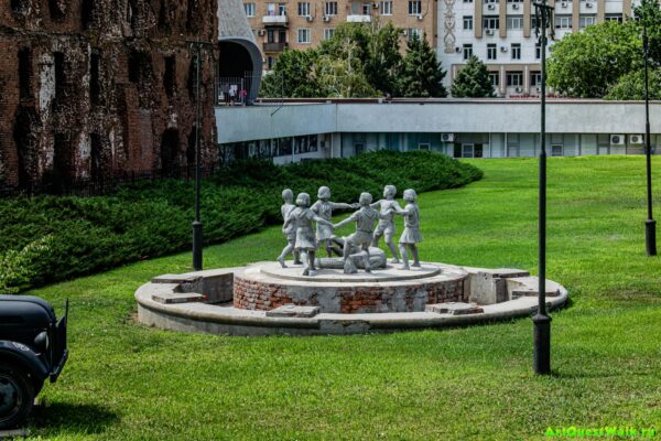 Скульптура Танцующие дети у Музея-панорамы Сталинградская битва  Достопримечательность Арт-Квест-Прогулка