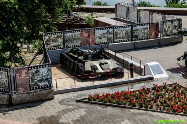 Остов танка Т-34-76 у Музея-панорамы Сталинградская битва  Достопримечательность Арт-Квест-Прогулка