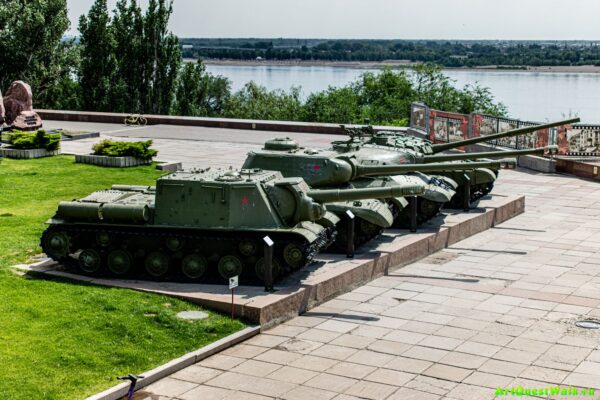 Выставка военной техники у Музея-панорамы Сталинградская битва  Достопримечательность Арт-Квест-Прогулка