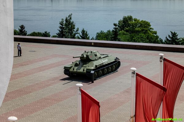 Средний танк Т-34  у Музея-панорамы Сталинградская битва  Достопримечательность Арт-Квест-Прогулка