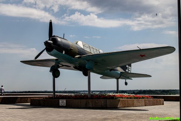 Памятник самолёту СУ-2 (ББ-1)   у Музея-панорамы Сталинградская битва  Достопримечательность Арт-Квест-Прогулка
