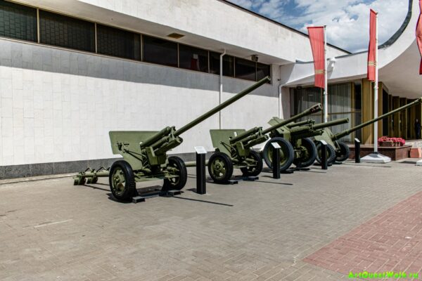 Выставка гаубиц у Музея-панорамы Сталинградская битва Достопримечательность Арт-Квест-Прогулка 