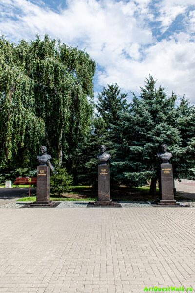 Бюсты Жукова, Сталина, Василевского  у Музея-панорамы Сталинградская битва Достопримечательность Арт-Квест-Прогулка 