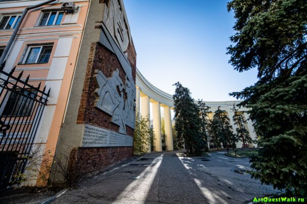 Памятная стена 58 дней в огне  Барельеф и Колоннада, посвященные героической обороне Дома Павлова Достопримечательность Арт-Квест-Прогулка 