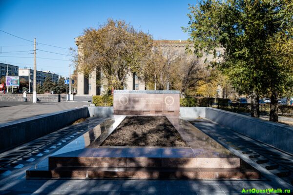 Братская могила 13-й Гвардейской стрелковой дивизии и 10-й дивизии войск НКВД  Достопримечательность Арт-Квест-Прогулка 