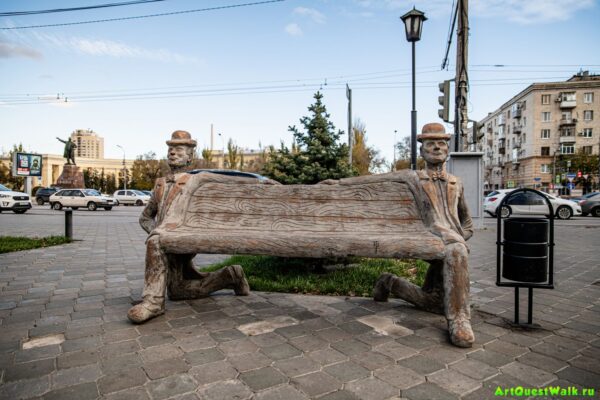 Скамейка "Джентльмены" Достопримечательность Арт-Квест-Прогулка 
